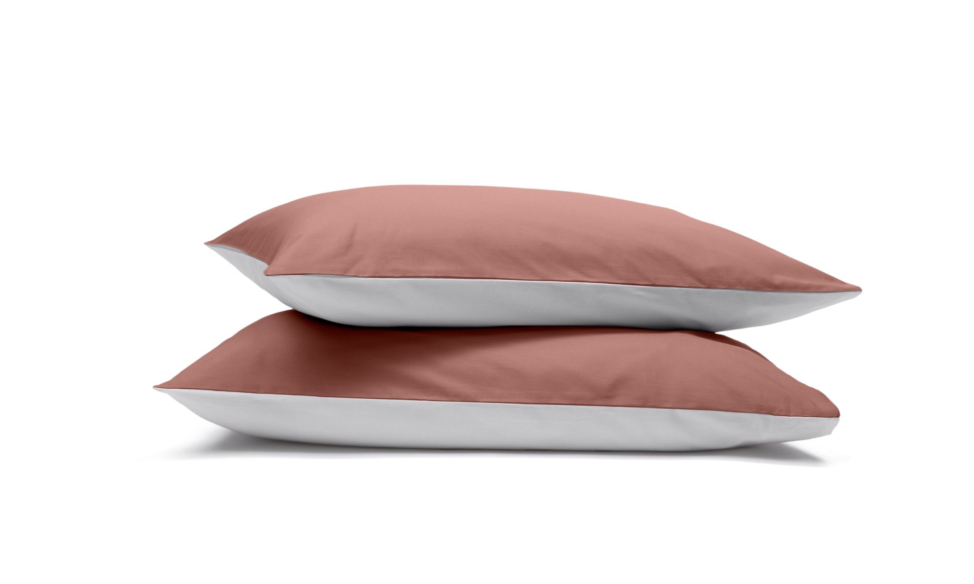 Due federe terracotta e grigie impilate su sfondo bianco.