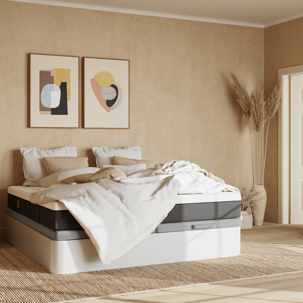 Uma imagem de uma cama Emma Sommier com arrumação, em branco, completo com um colchão Emma e outros acessórios Emma