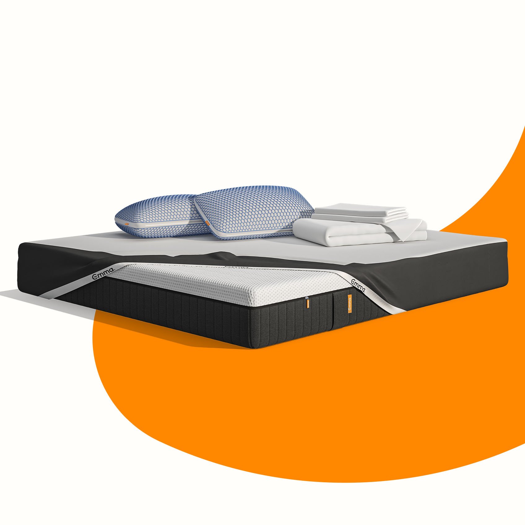  Uma imagem do Pack Conforto Pro+ Plus, que inclui um colchão Emma Original Pro+, almofadas Emma Microfibra Original Elite, um protetor de colchão, e roupa de cama branca