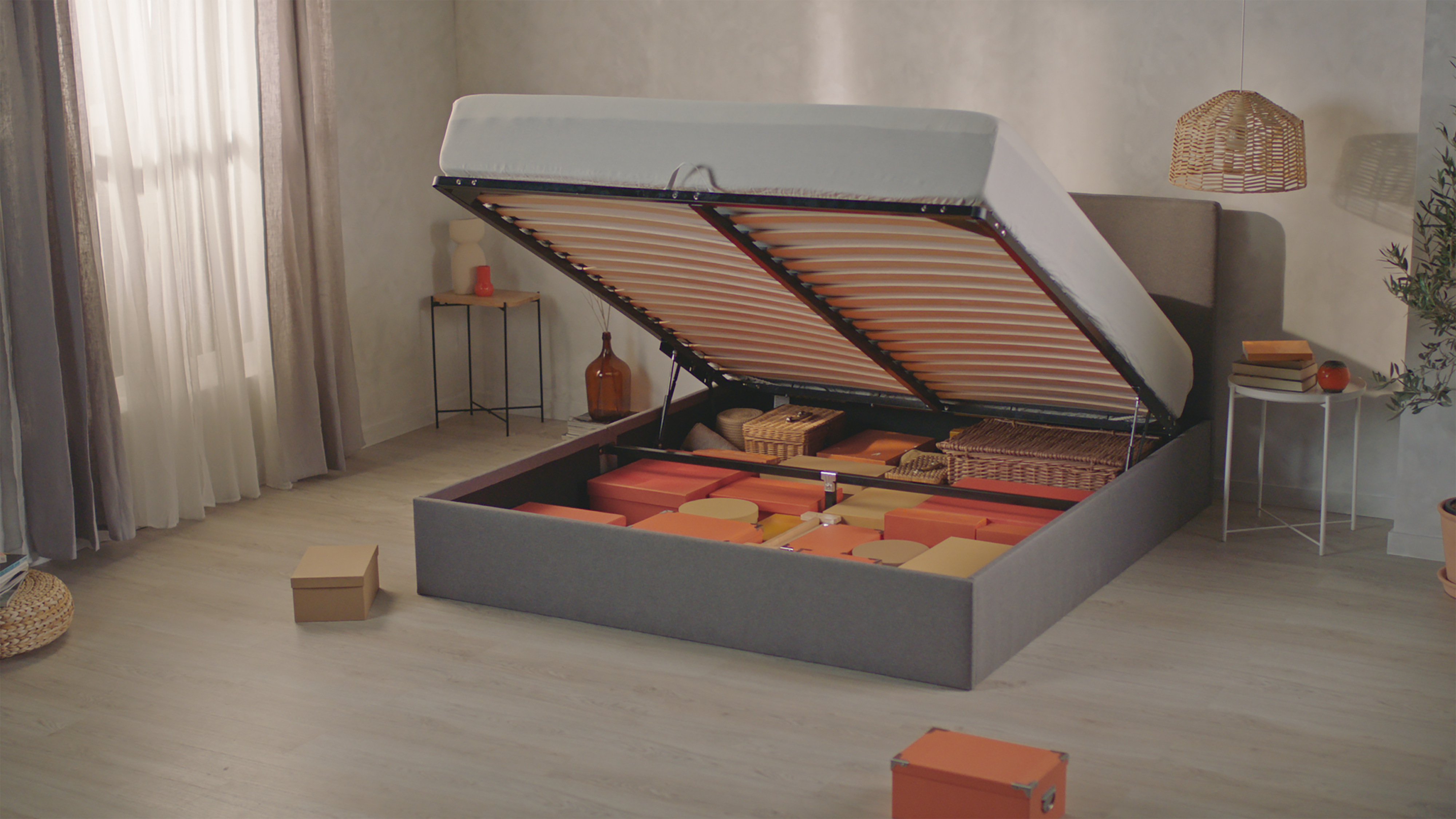 Stauraumbett geöffnet mit Produkten darin