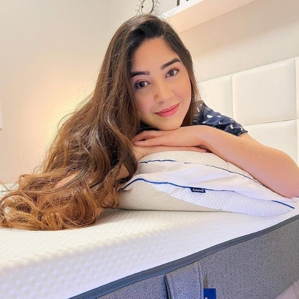 Moça deitada sobre o travesseiro Antiestresse Emma.