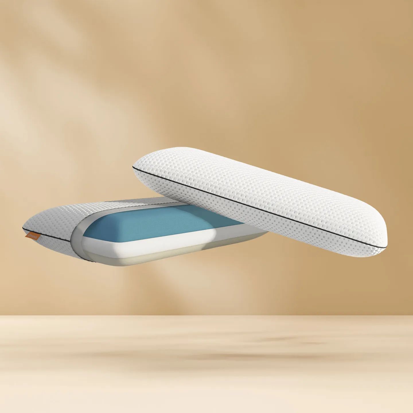 Duas almofadas Emma empilhadas sobre fundo bege