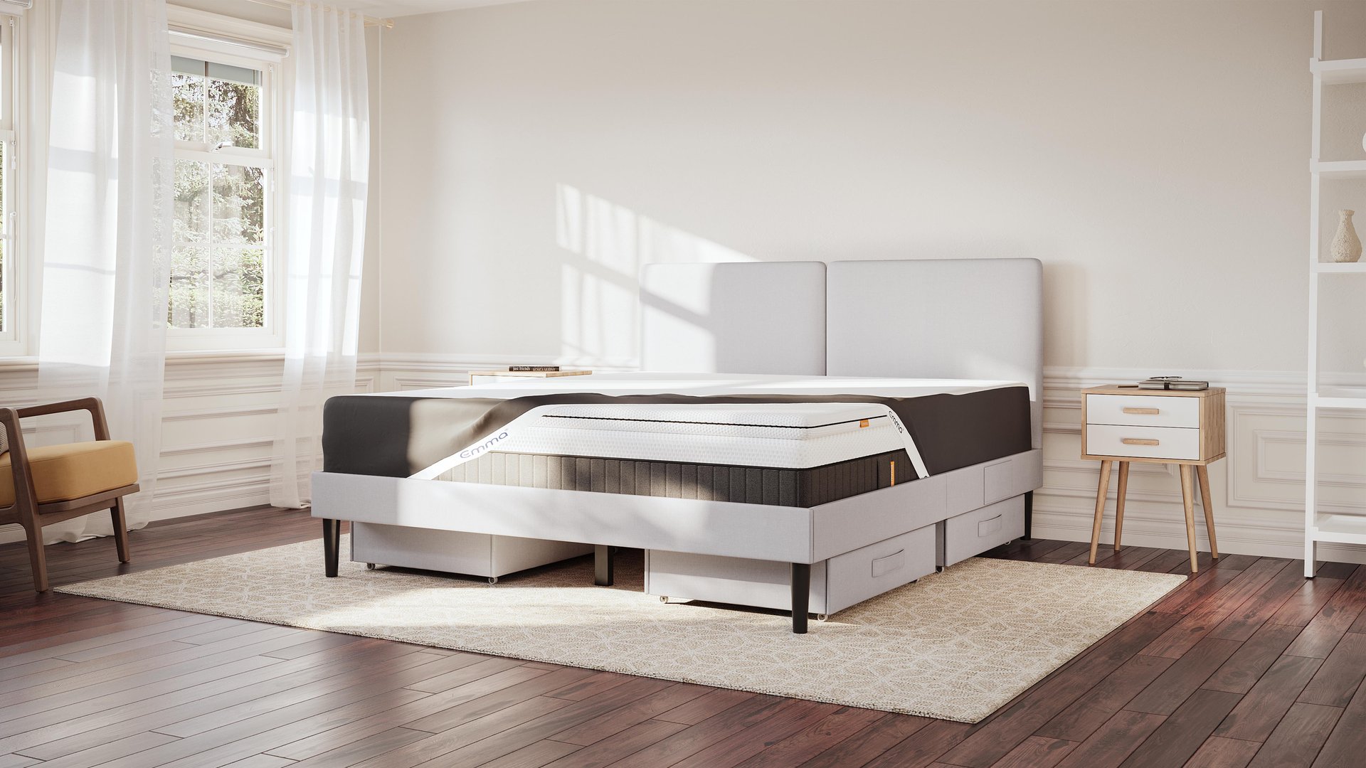 Emma Premium Matratzenschoner und Matratze auf Stauraumbett im Schlafzimmer.