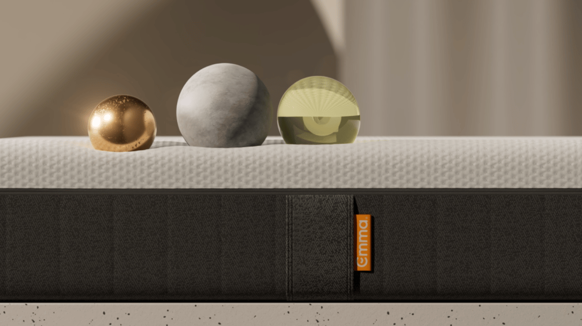 Emma Matratze aus der Original-Linie mit drei Kugeln zur Druckverteilung-Demonstration.
