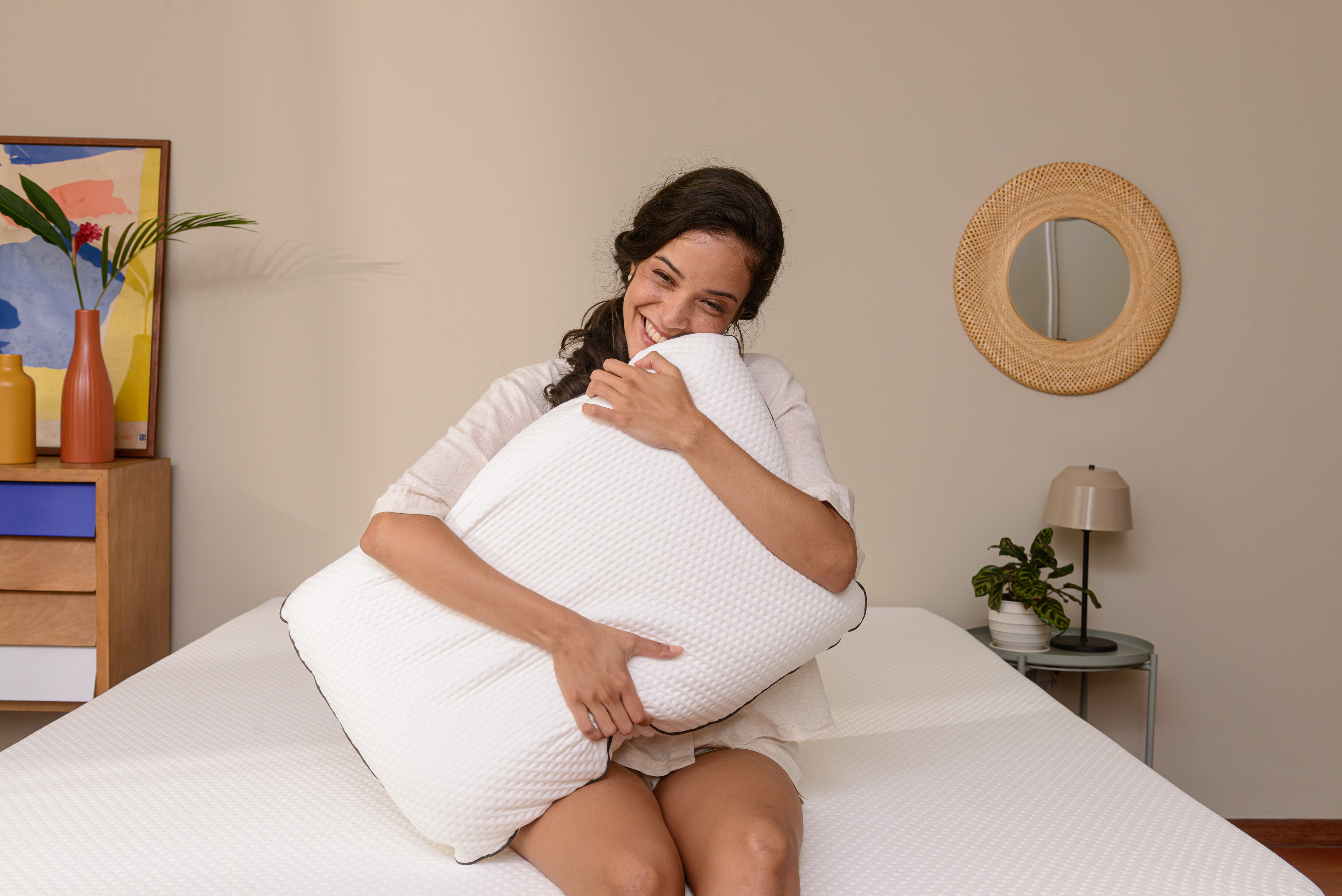 Menina abraçando travesseiro emma