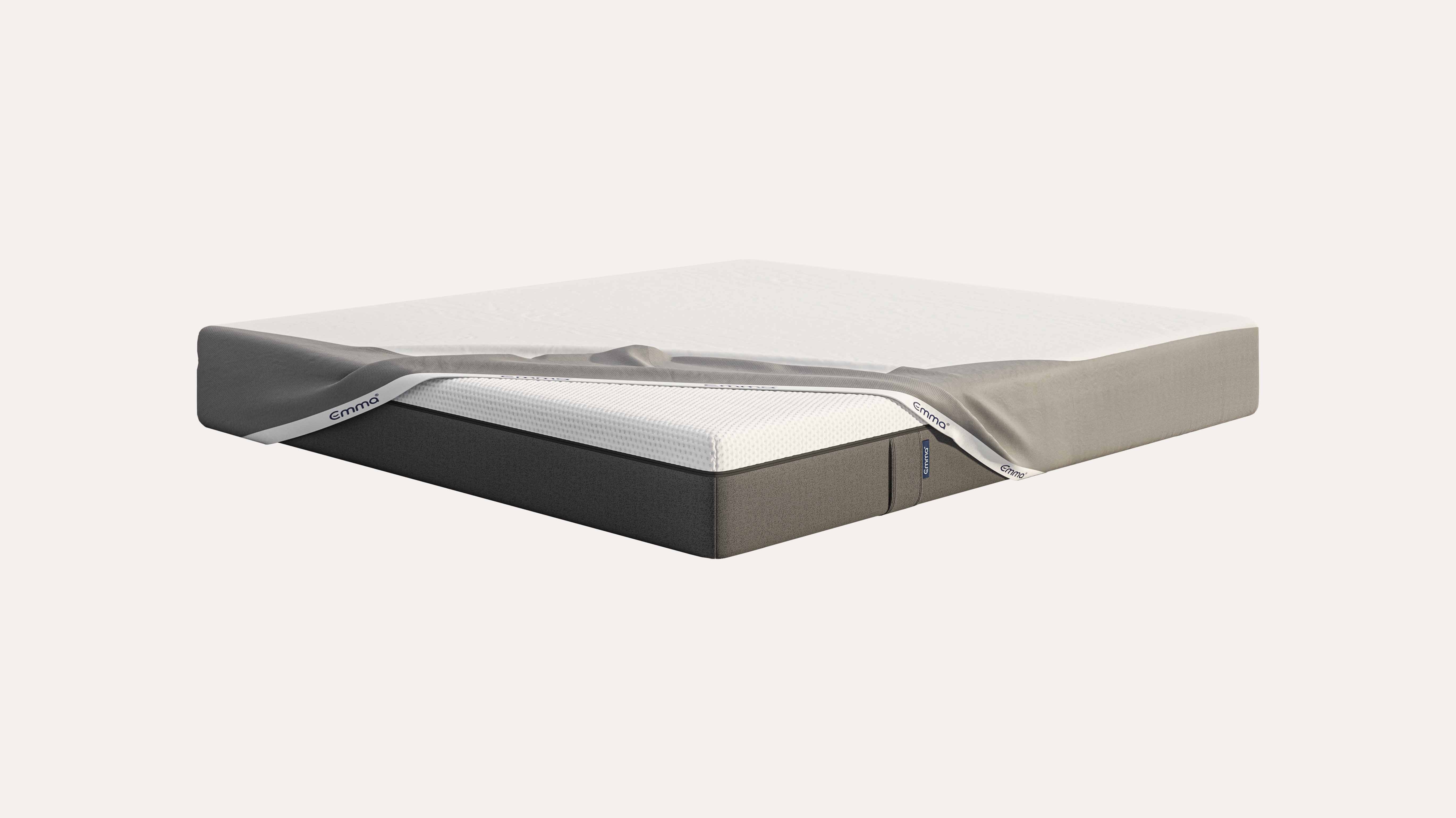 Materasso con rivestimento grigio e bianco parzialmente rimosso che mostra gli strati interni.