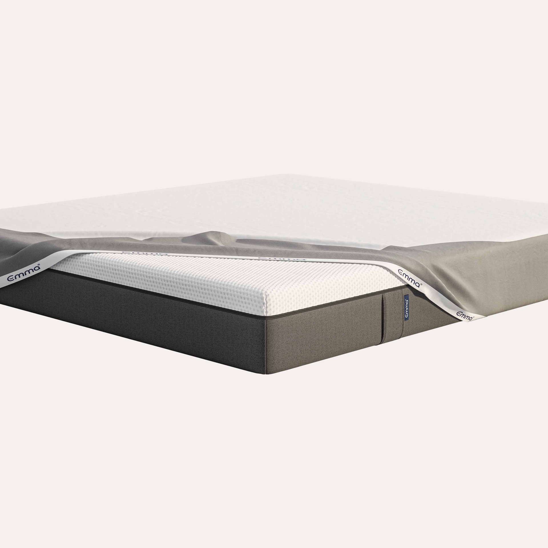 Materasso con rivestimento grigio e bianco parzialmente rimosso che mostra gli strati interni.
