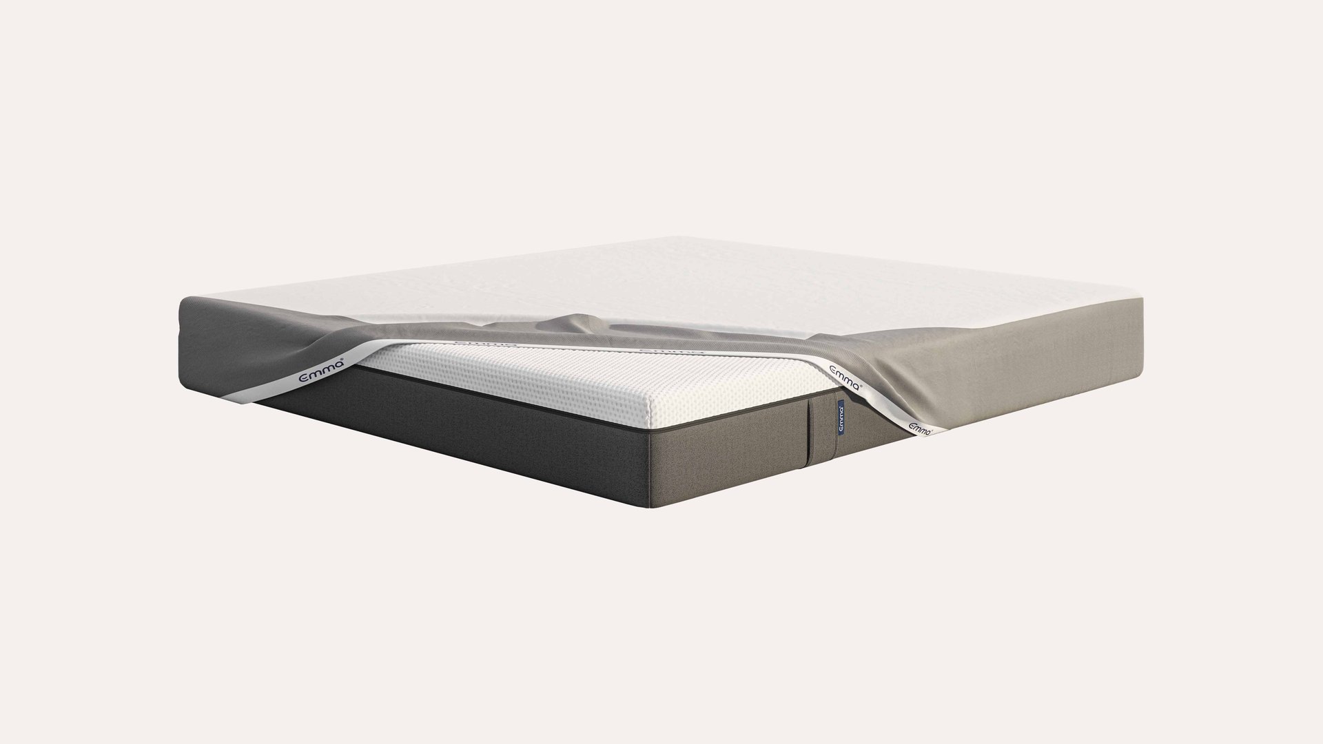 Materasso con rivestimento grigio e bianco parzialmente rimosso che mostra gli strati interni.