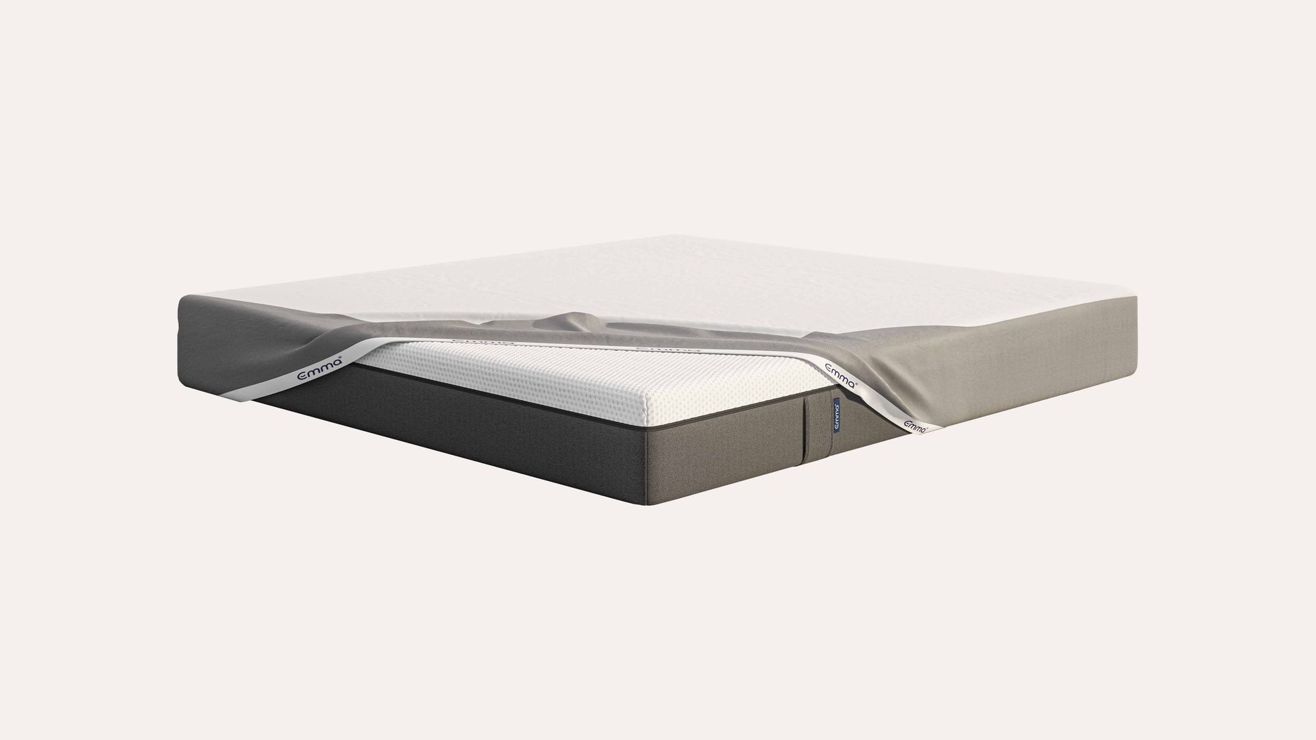 Materasso con rivestimento grigio e bianco parzialmente rimosso che mostra gli strati interni.