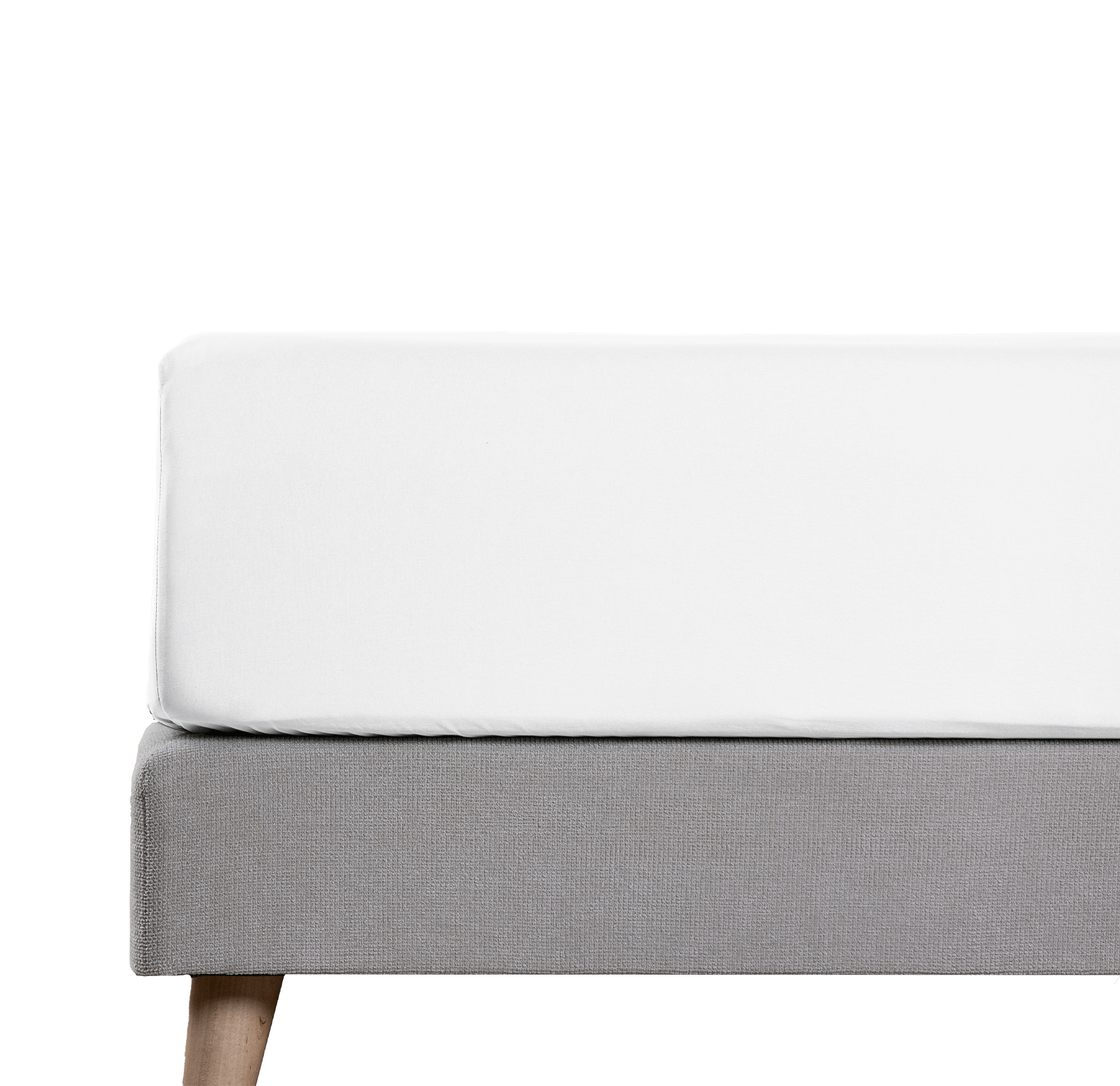 Angolo di materasso con lenzuolo bianco e gambe in legno.