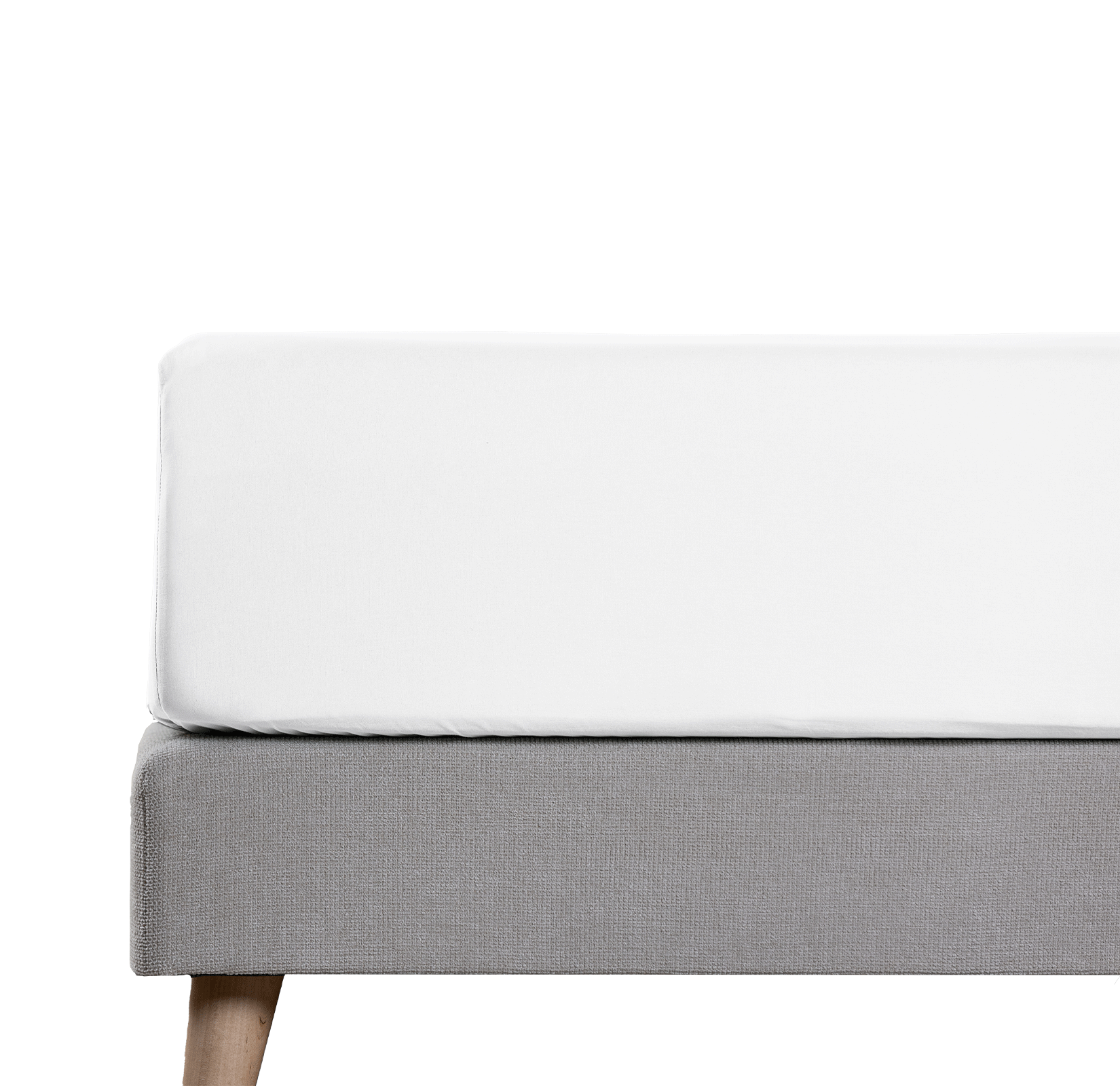 Angolo di materasso con lenzuolo bianco e gambe in legno.