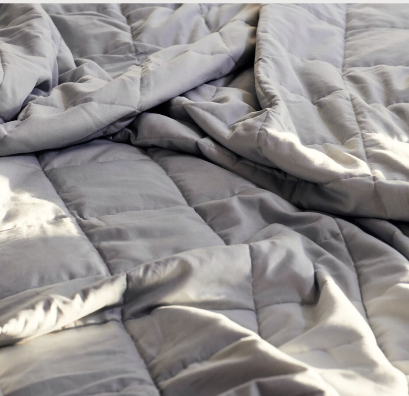 Couette grise avec des plis.