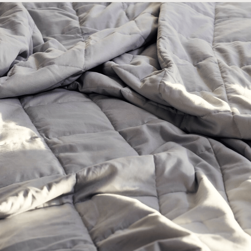 Couette grise avec des plis.