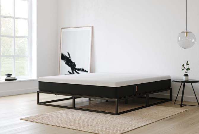 versierde slaapkamer met nadruk op het bed met matras