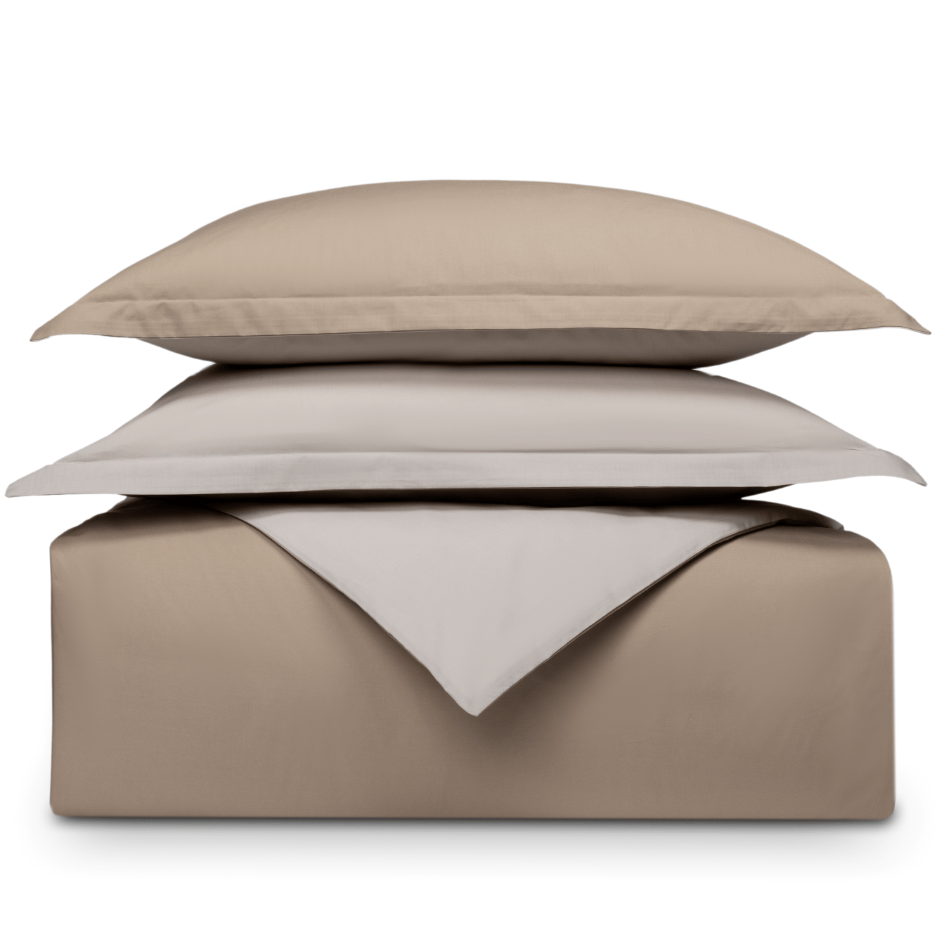 Uma imagem de um conjunto de roupa de cama Emma, mostrando fronhas de almofada e uma capa de edredon, em percale, em bege e creme, com um fundo branco