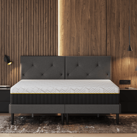 Hände drücken auf blaue AirGrid-Taschen einer Matratze.