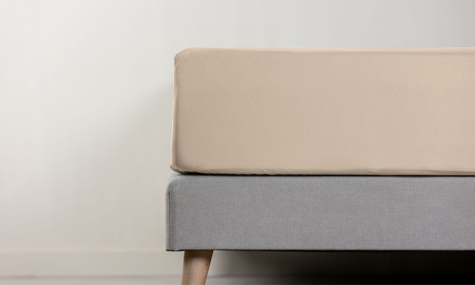 Dettaglio di lenzuolo con angoli beige