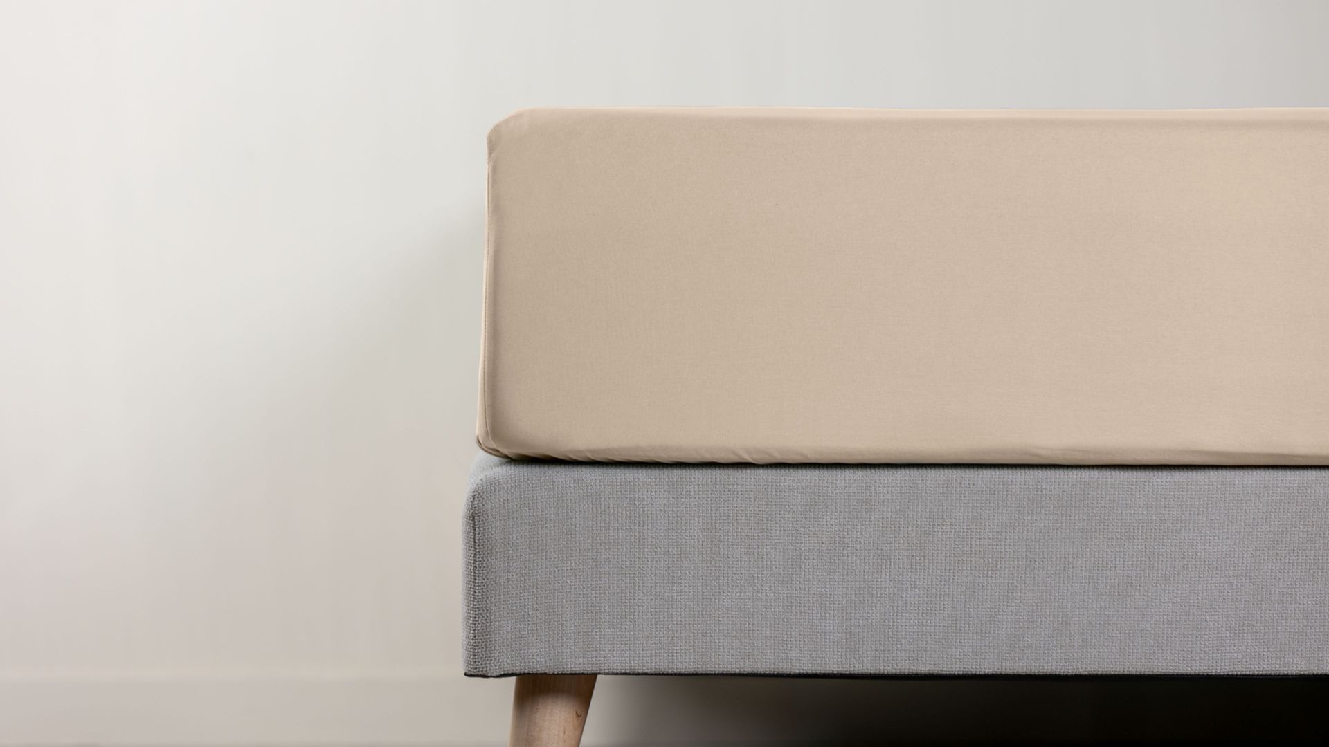 Dettaglio di lenzuolo con angoli beige