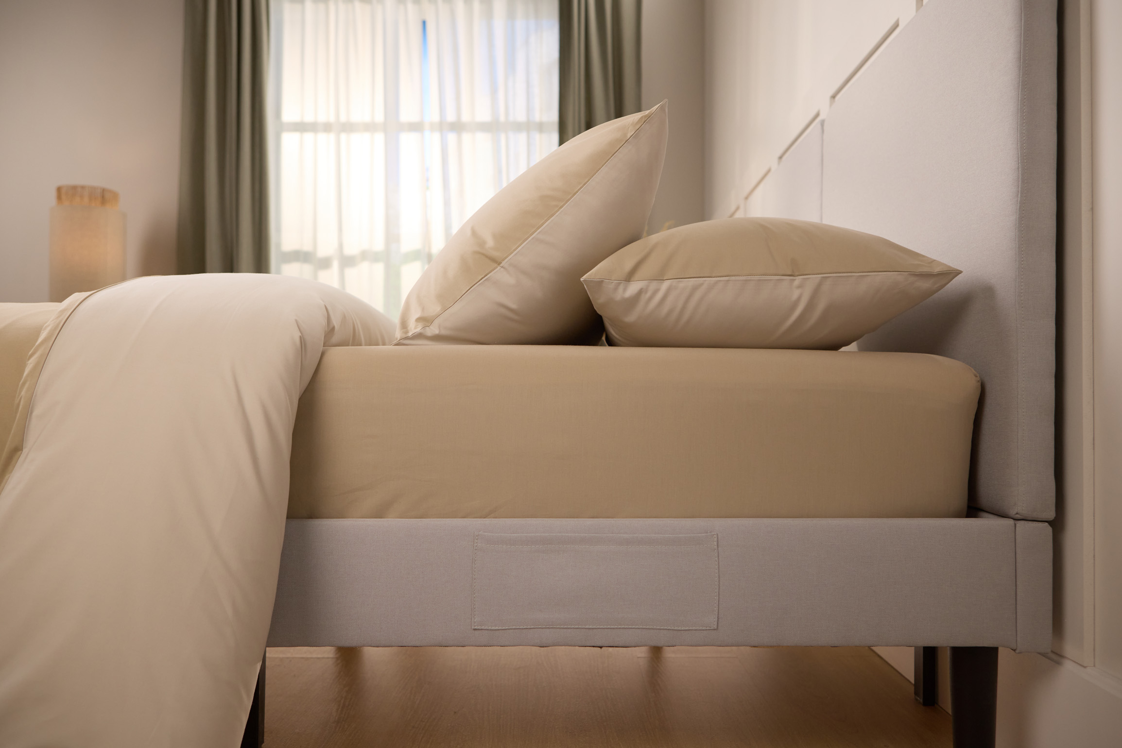 Vue latérale d’un drap-housse coloré et de taies d’oreiller.