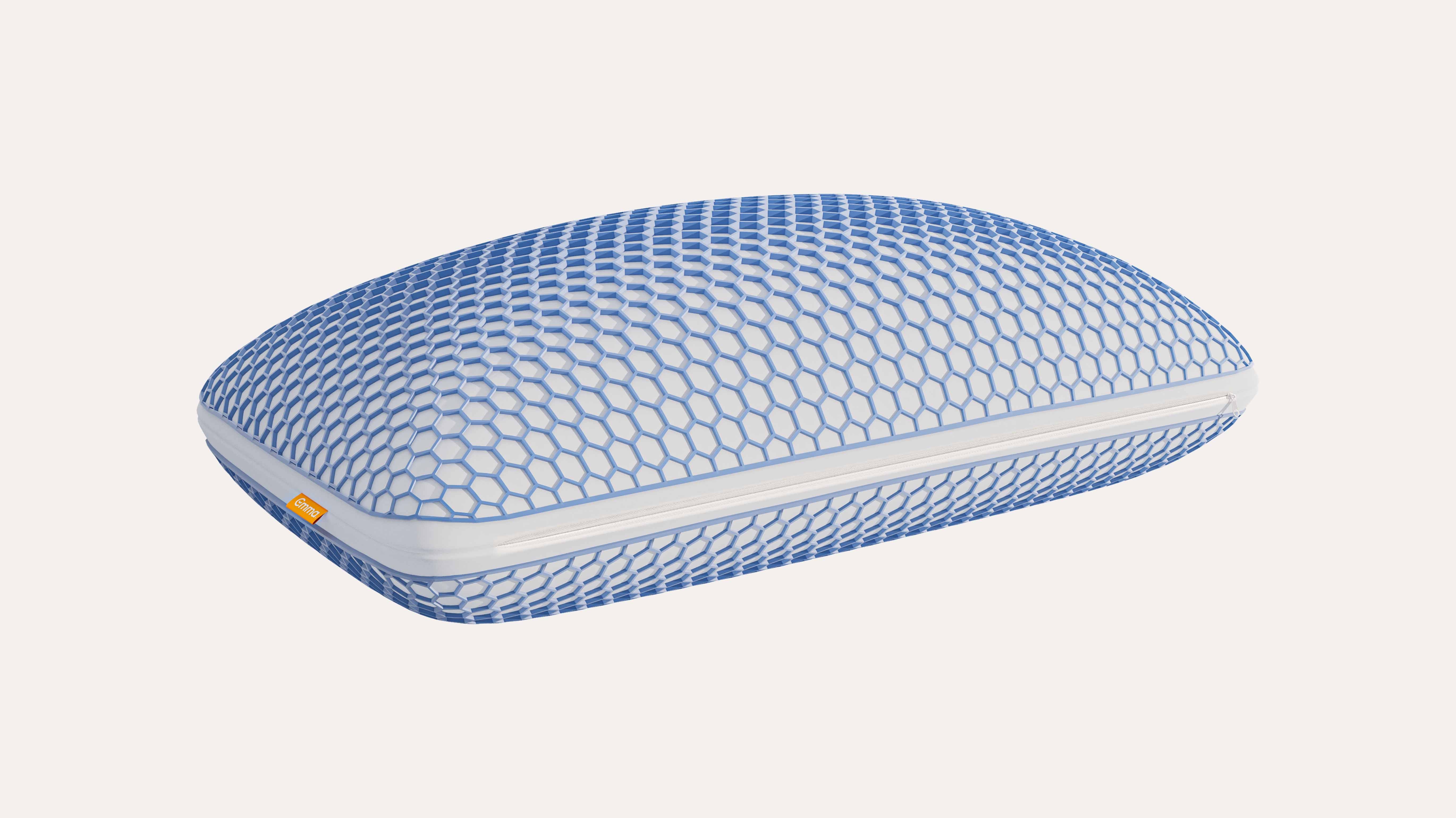 Cuscino con superficie a rete esagonale blu e piccolo tag arancione laterale.