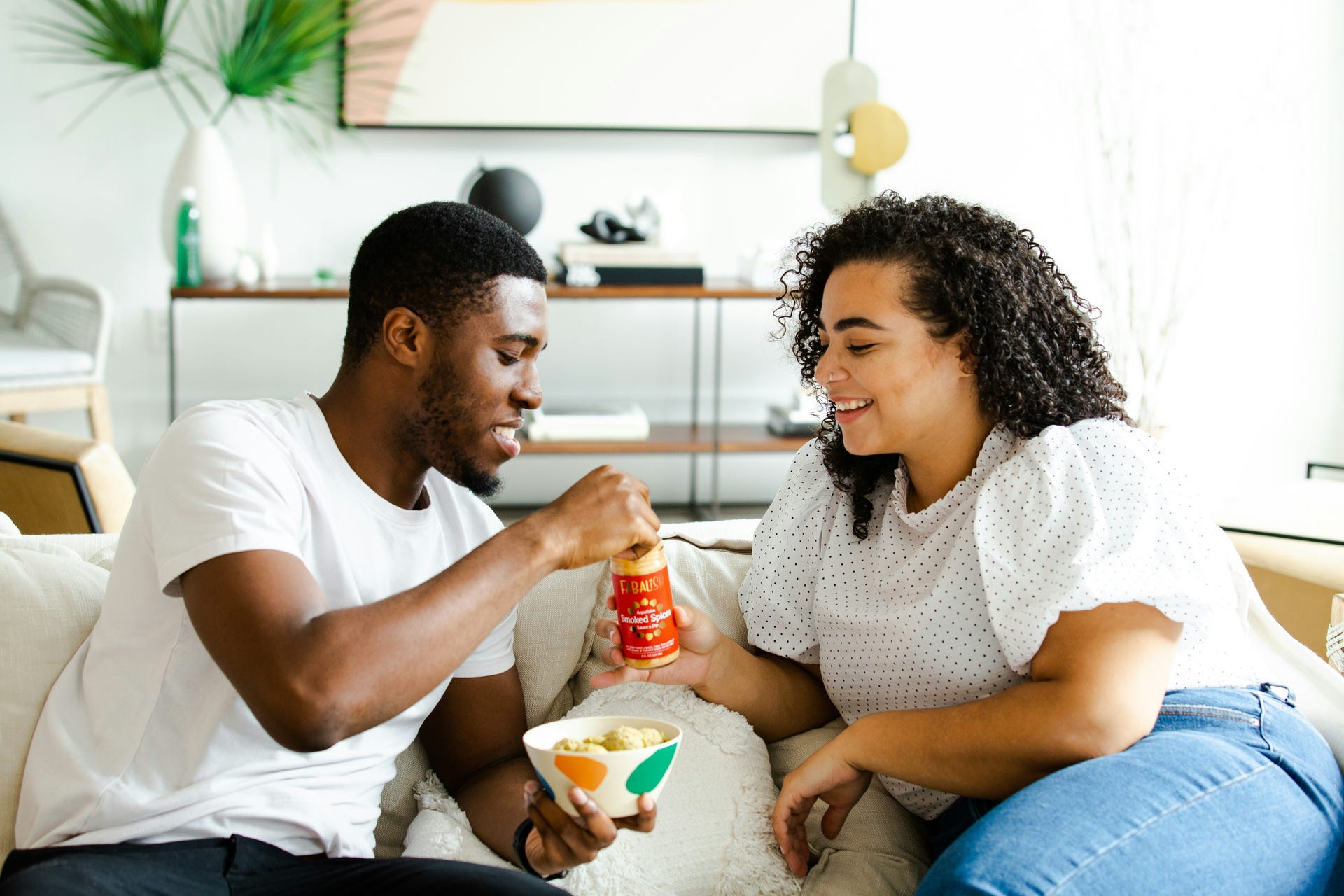 Couple qui mange sur son canapé