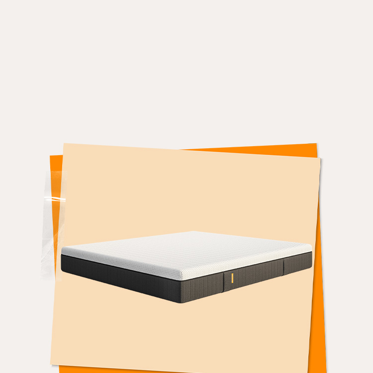 Persone che aprono una scatola Emma