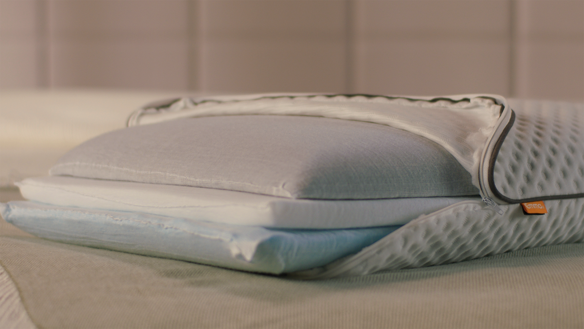 Dos almohada sobre base de cama Emma