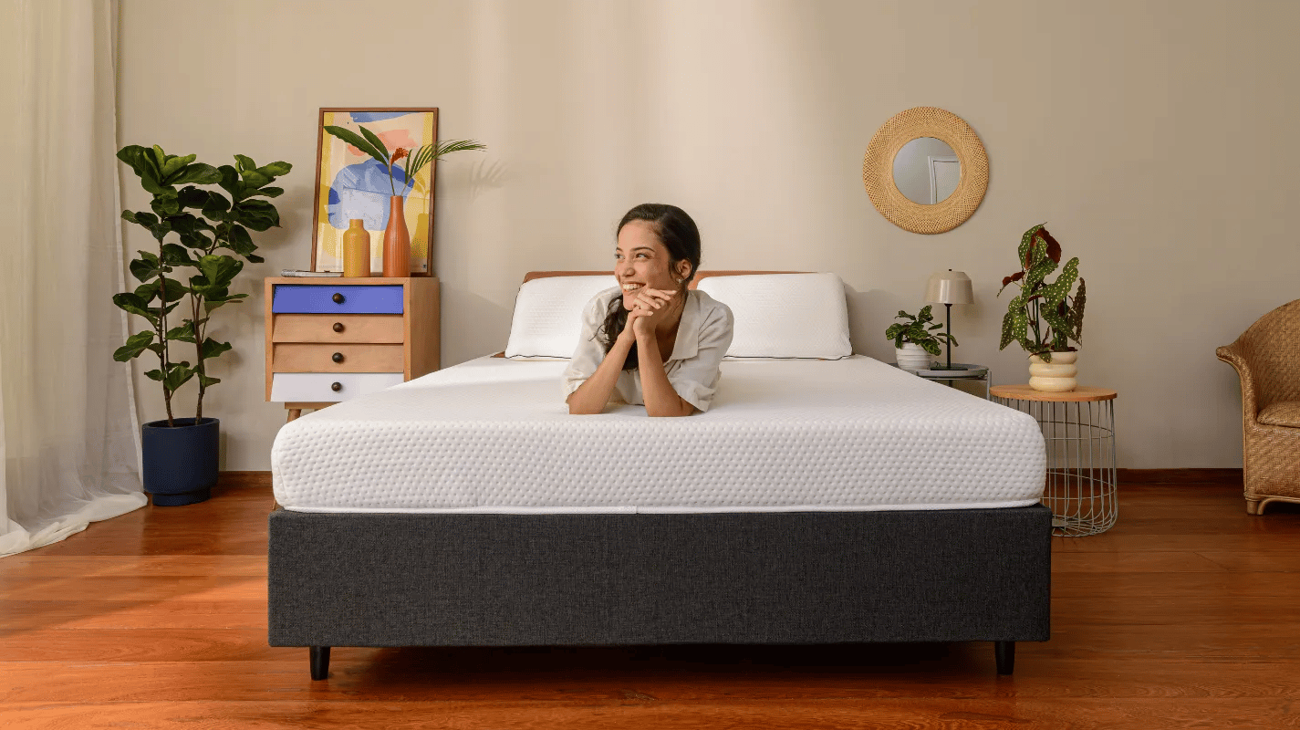 Una chica en su cama sonriendo