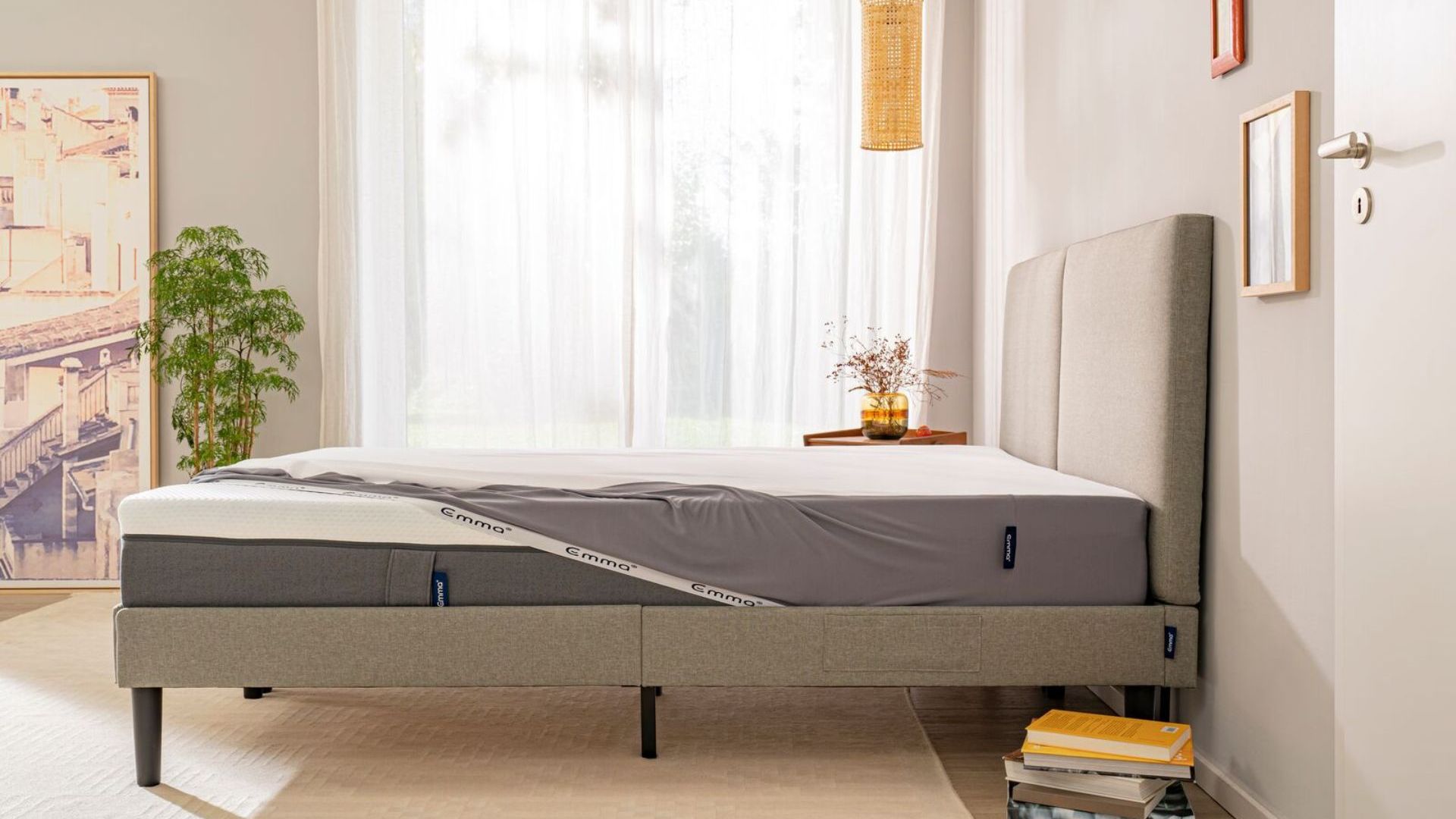 Protector de colchón Emma colocado sobre un colchón Emma en dormitorio