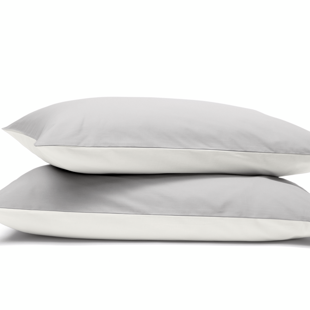 Zwei Emma Classic Kopfkissenbezüge in hellgrau.