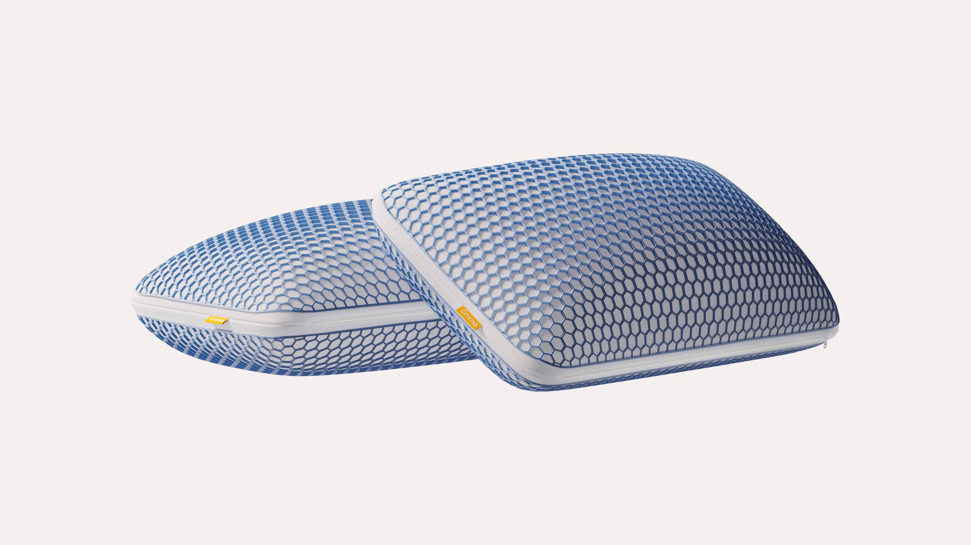 Due cuscini con rete in gel con motivo esagonale blu sovrapposti.