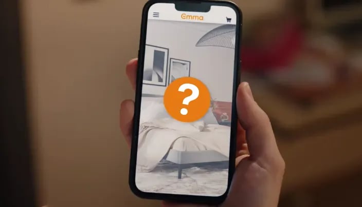 Mano con smartphone che mostra un cerchio arancione con punto interrogativo.