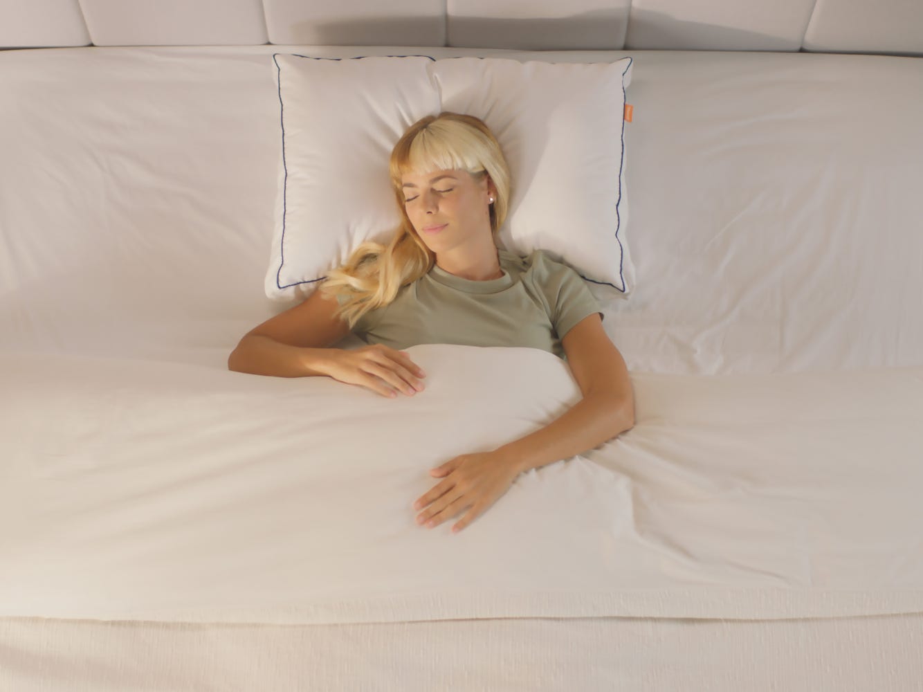 Emma_Premium_Microfibre_Pillow_Mood_D.png