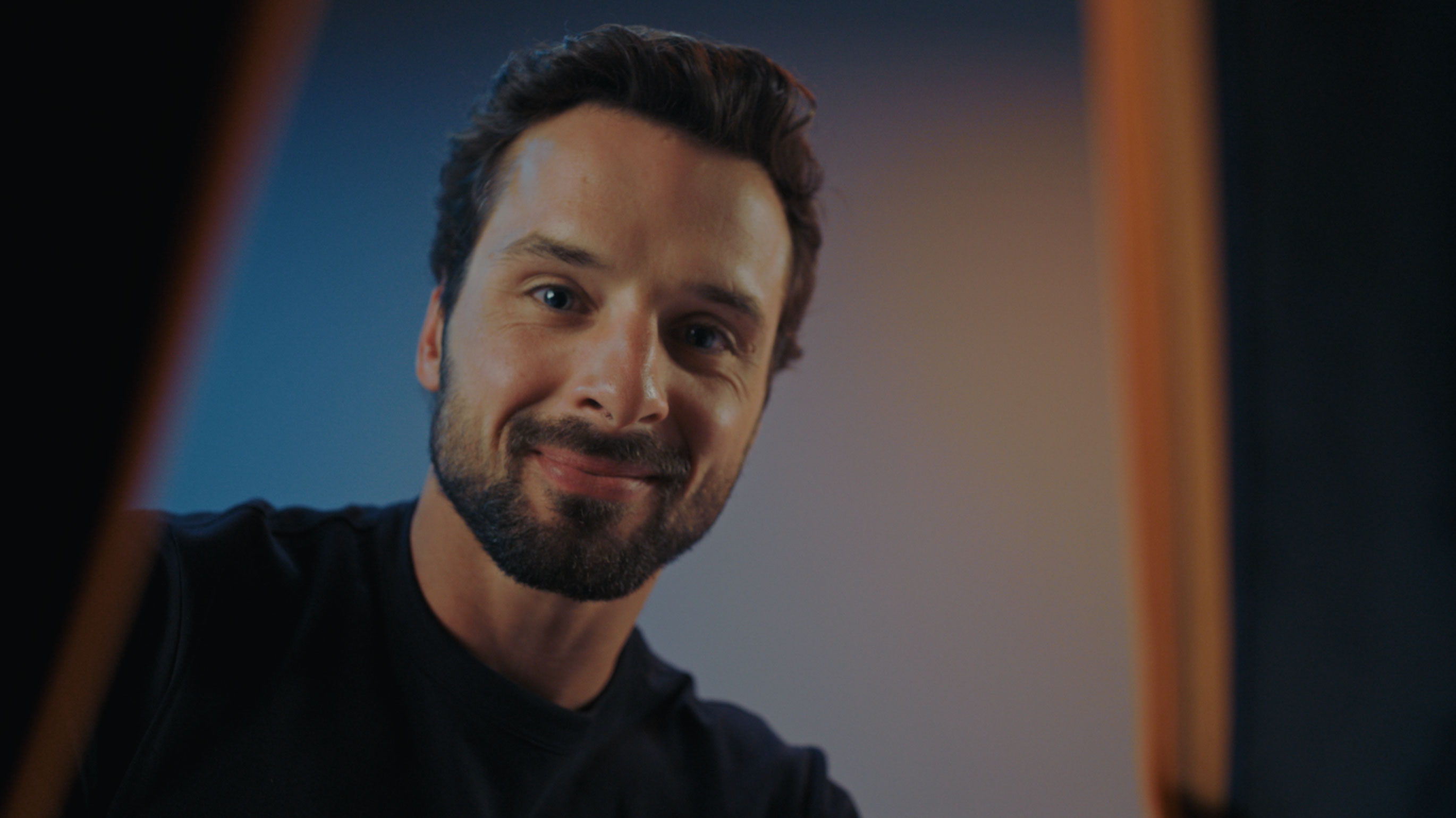 Man opening Emma mattress box during unboxing.