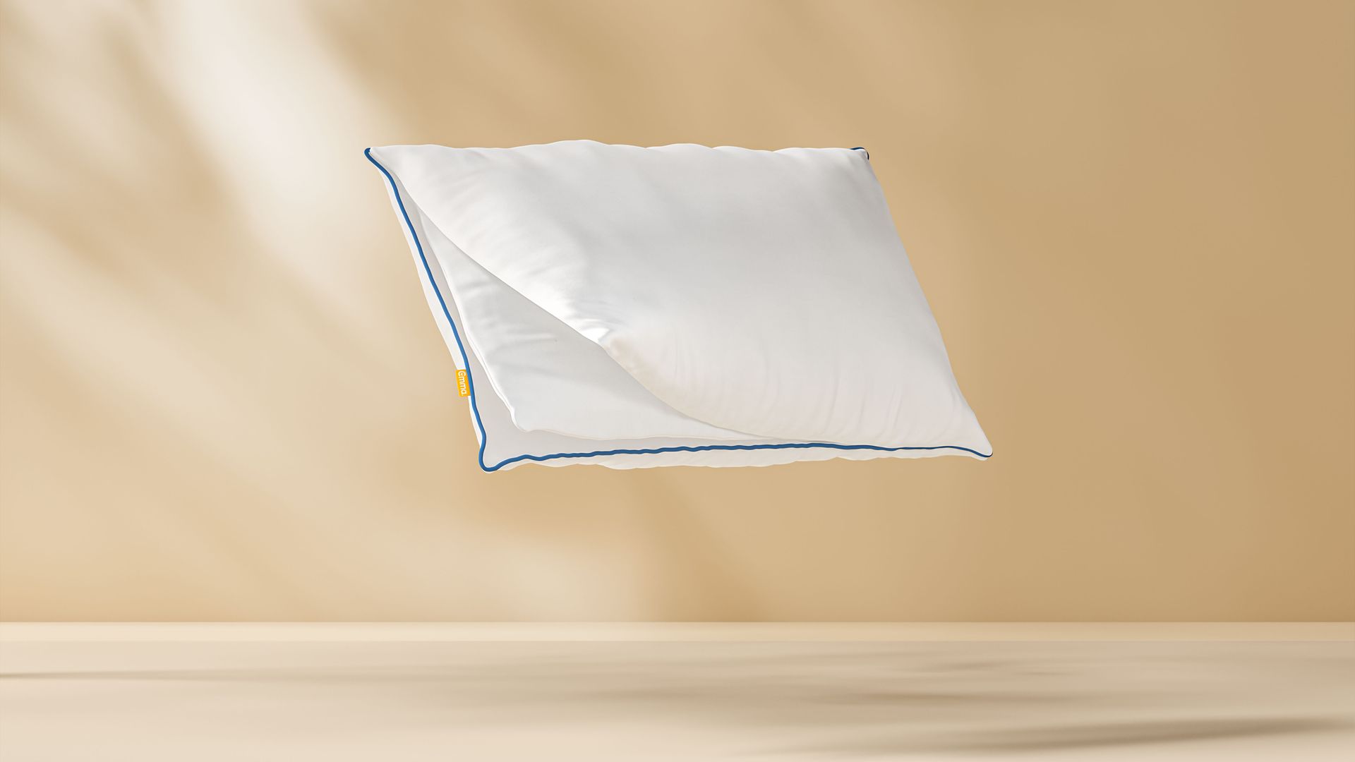 Almohada Microfibra Premium en fondo amarillo