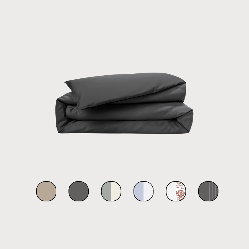 Housse de couette pliée avec échantillon de couleurs.