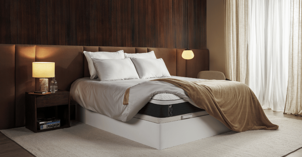 Deux hommes dans un magasin Emma.