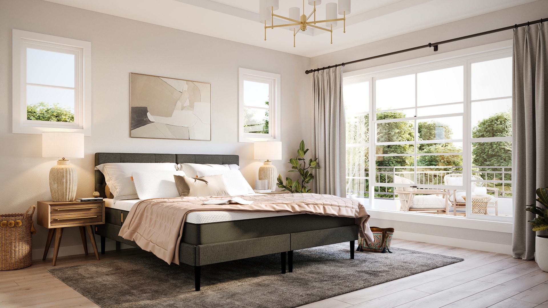 Chambre décorée avec un lit gris foncé aux pieds noirs, matelas et oreillers.