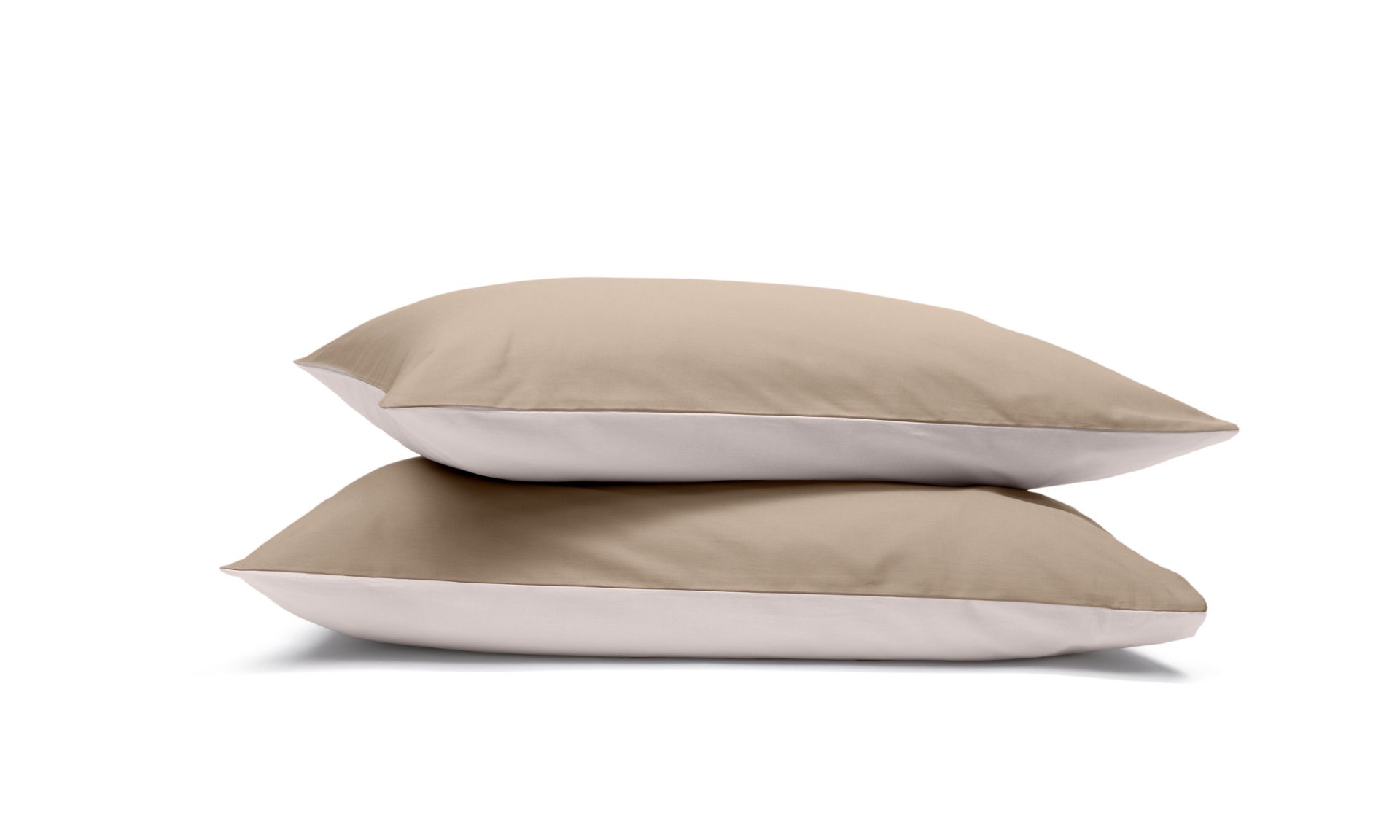 Due federe beige e bianche impilate su sfondo bianco.