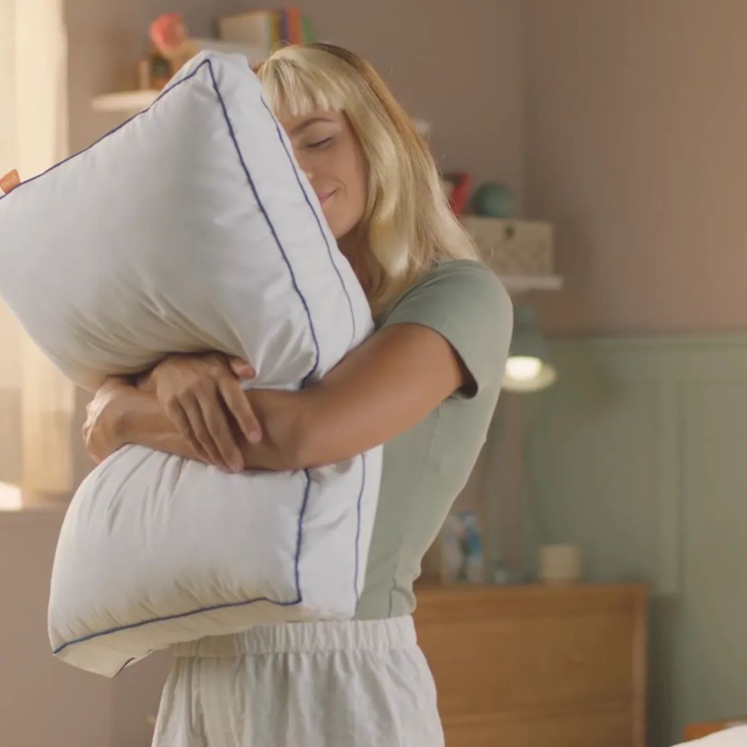 Chica abrazando una almohada Emma