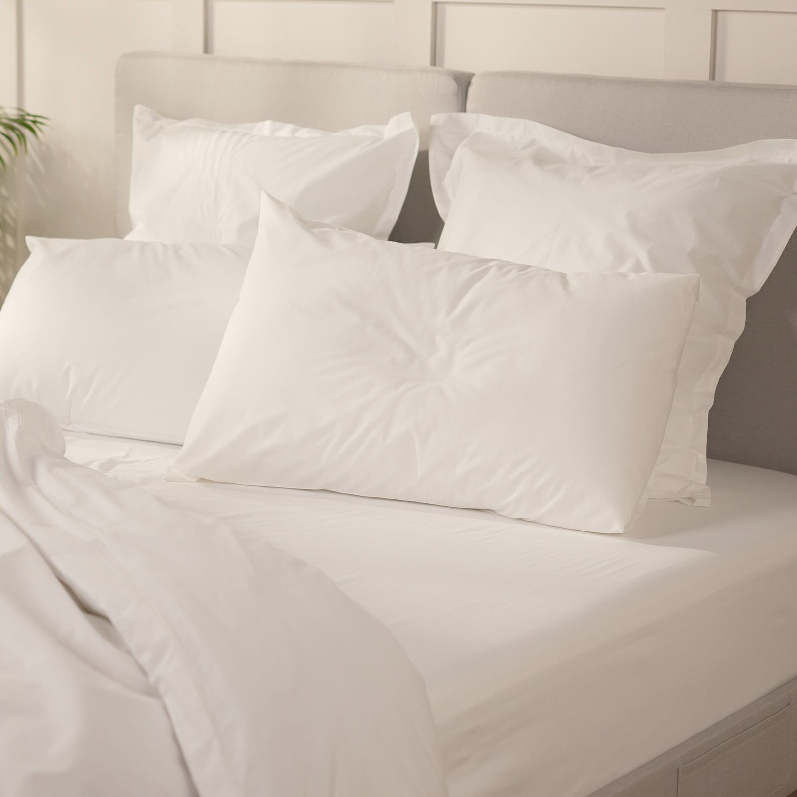 Dekoriertes Schlafzimmer mit Fokus auf dem Bett und passender Bettwäsche