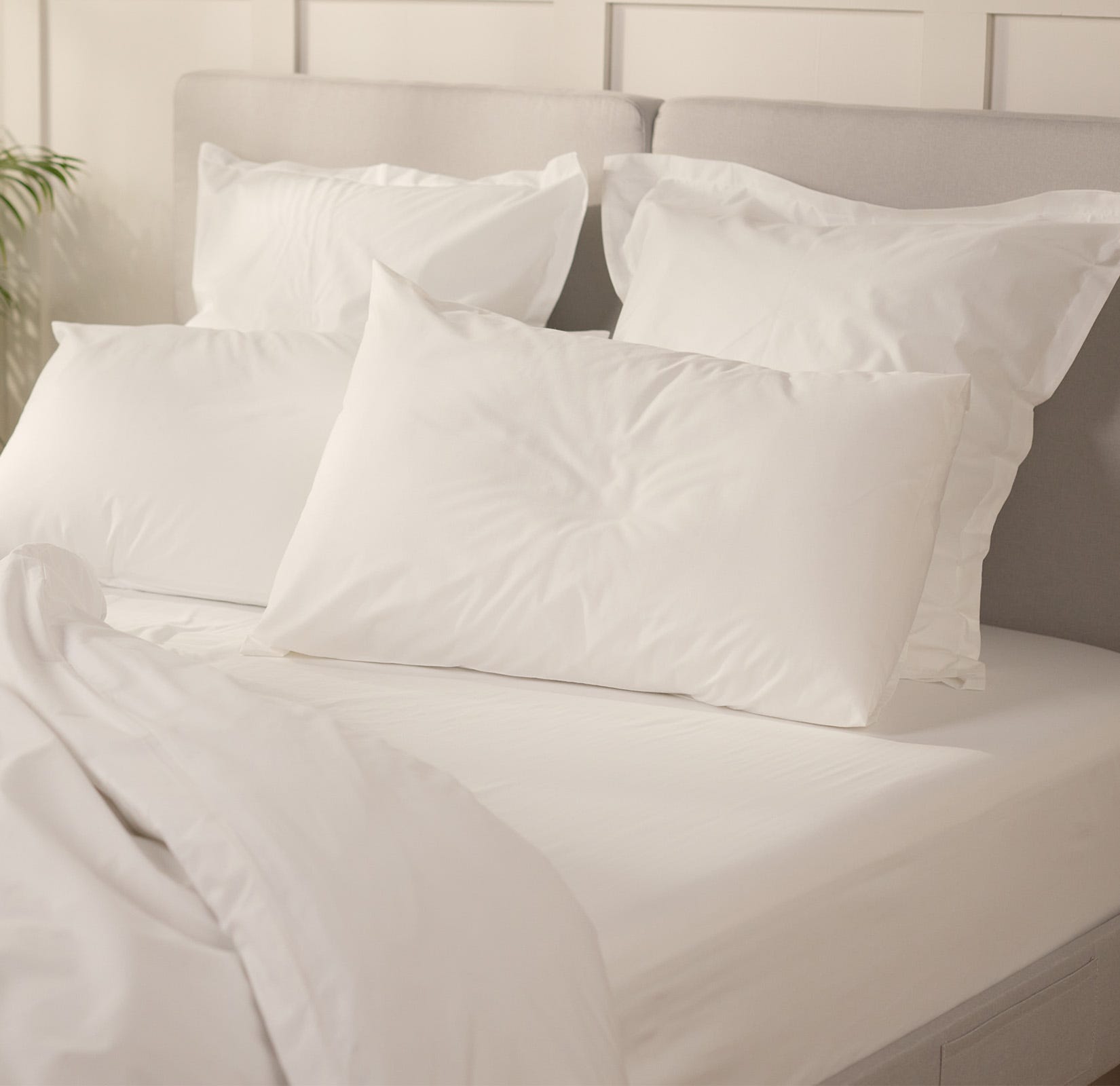 Dekoriertes Schlafzimmer mit Fokus auf dem Bett und passender Bettwäsche