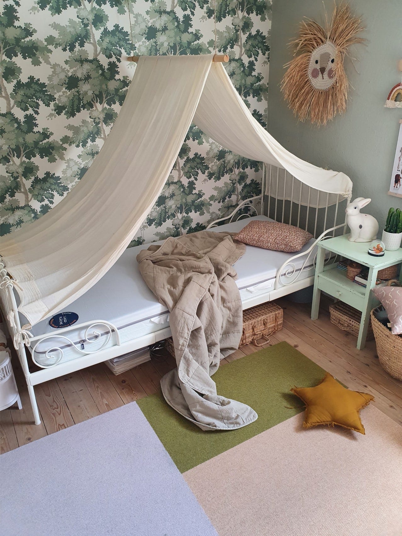 Emma Kindermatratze in verspieltem Kinderzimmer mit Baldachin, Teppich und Kuscheltierdeko.