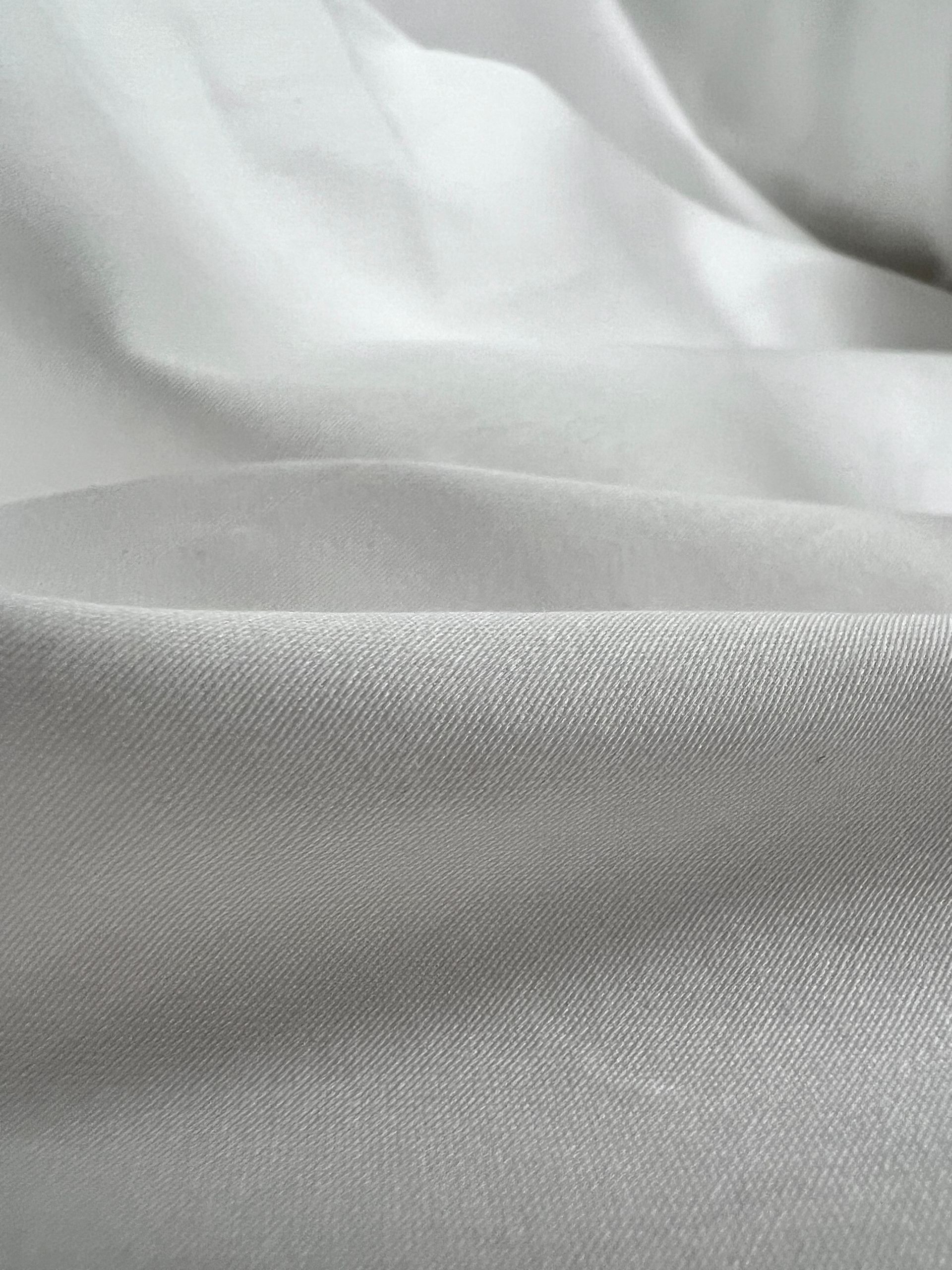 Weißes Bettlaken mit sichtbarem Stoff