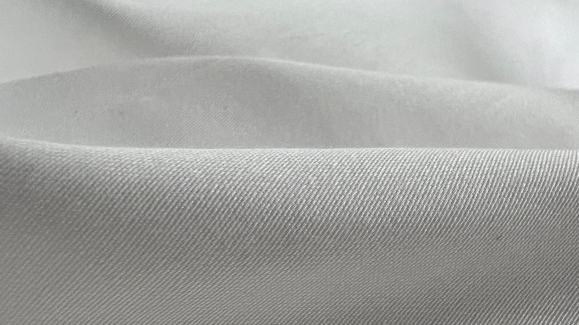 Weißes Bettlaken mit sichtbarem Stoff