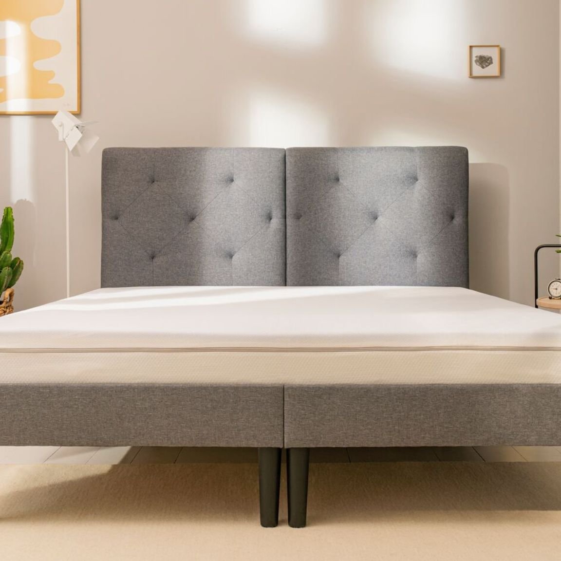 Materasso bianco su letto grigio