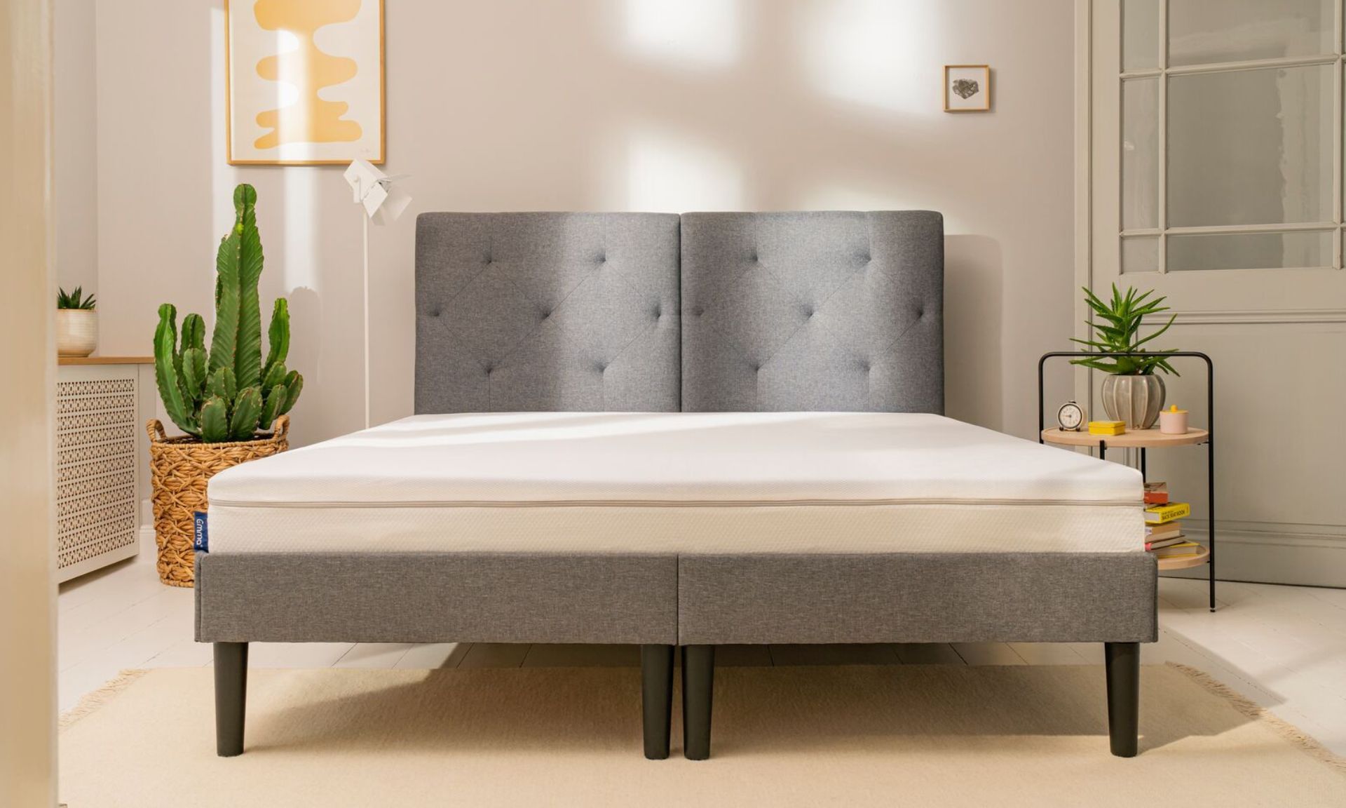 Materasso bianco su letto grigio