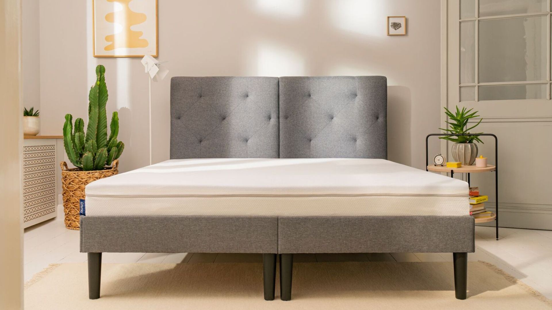 Materasso bianco su letto grigio