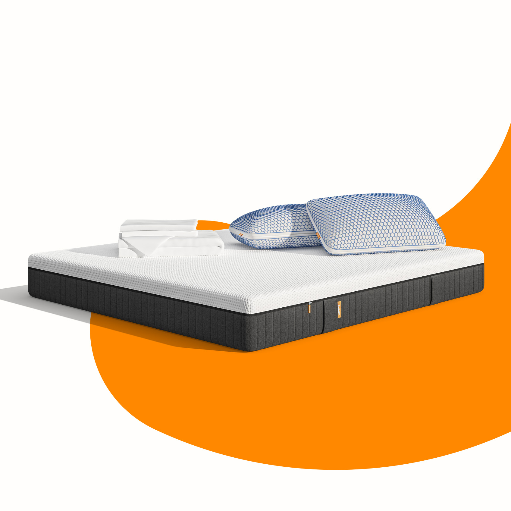  Uma imagem do Pack Cooling Pro+ Plus, que inclui um colchão Emma Original Pro+, almofadas Original Microfibra Elite, um protetor de colchão, e roupa de cama branca