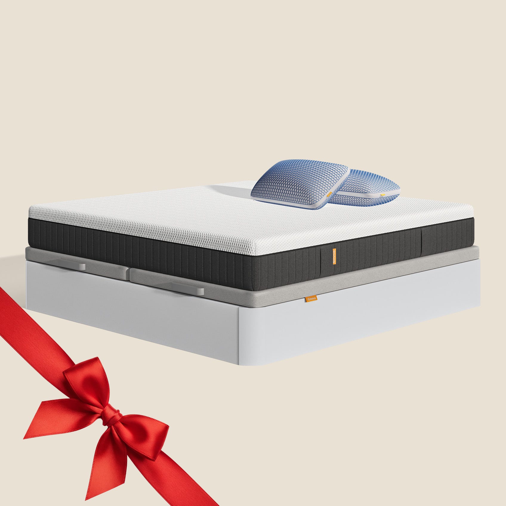 Uma imagem do pack Sommier Premium, que inclui uma cama sommier com arrumação branca, um colchão Emma Hybrid Premium+, e almofadas Microfibra Zero Gravity